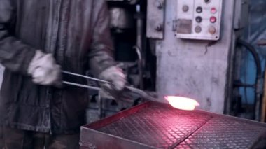 Madencilik ve metal dövme fabrika. İşçi otomatik metal işleme makine ile çalışır.