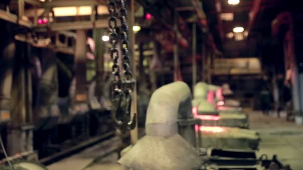 Hüttenwerke, Produktion von geschmolzenem Metall in der Gießerei. — Stockvideo