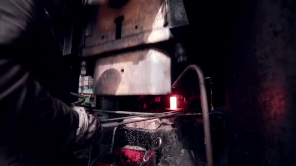 Arbeiter arbeitet mit automatisierter Metallbearbeitungsmaschine in einer Metallschmiede. — Stockvideo