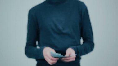 Ellerini dolarlarına ekrana ver. Bize dolar gösterir.