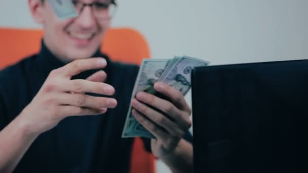 L'uomo lancia i soldi alla telecamera. Sprecare dollari USA . — Video Stock