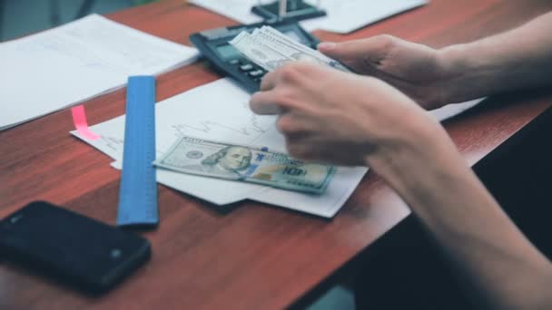 Man handen tellen van geld ons dollars op zijn werkplek op kantoor. — Stockvideo