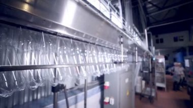 Modern temiz üretim hattı pop ve gazlı içecekler, gazlı içecekler. Plastik şişelerde boş satır yıkama automared.