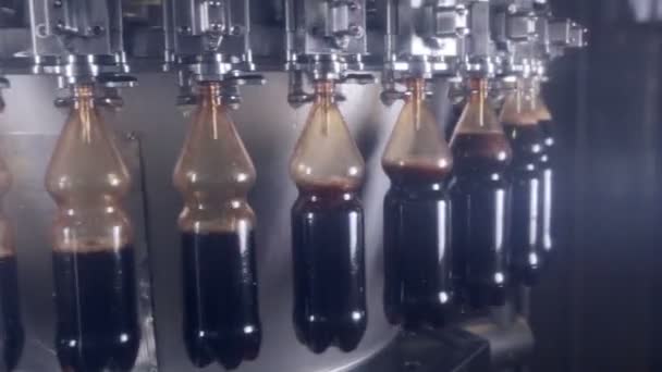 Pop και σόδα, ανθρακούχο αναψυκτικό ρίχνει σε μπουκάλια στα φρέσκα ποτά αυτοματοποιημένη ταινιοδρόμων. — Αρχείο Βίντεο