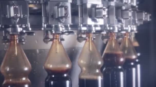 Pop and Soda, bebida carbonatada vertiendo en botellas sobre bebidas frescas transportador automatizado . — Vídeos de Stock