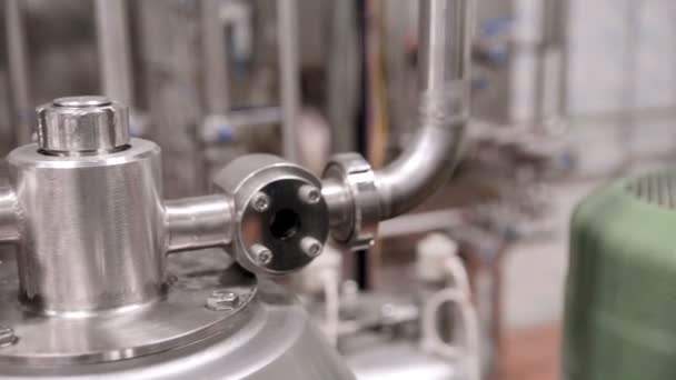 Das System Rohr, Rohrleitungen mit Armaturen in modernen Anlagen, Fabrik innen. — Stockvideo