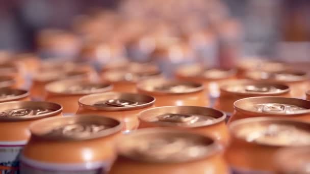 Línea de producción de latas de soda en Pop and Soda, bebida carbonatada, fábrica . — Vídeos de Stock