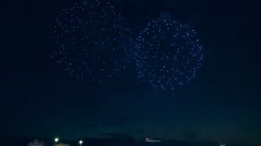 Birden fazla havai fişek. 4 Temmuz, yeni yıl kutlama.