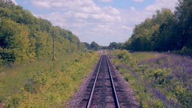 Demiryolu. Demiryolu tren hareket izler. Arka plan seyahat.