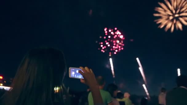 Menigte kijken naar vuurwerk. 1080p. — Stockvideo