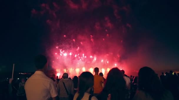 Folla che guarda fuochi d'artificio. 1080p . — Video Stock