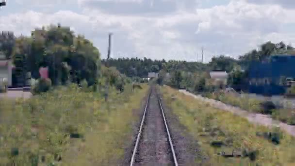 Железная дорога. Железнодорожные пути от движущегося поезда. Путешествующий фон . — стоковое видео