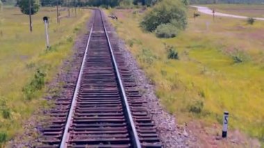 Demiryolu. Demiryolu tren hareket izler. Arka plan seyahat.