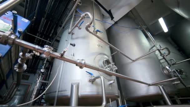 Système de tuyauterie, canalisations avec vannes et rangements à l'usine moderne, usine intérieure . — Video