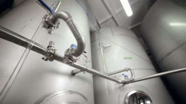 Boru sistemi, subaplar ve modern tesisi, fabrika kapalı depolama ile boru hatları.