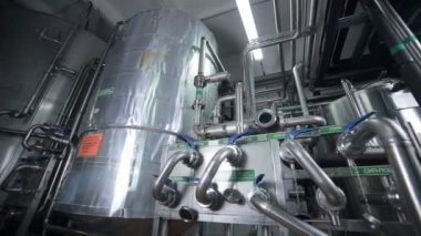 Boru sistemi, subaplar ve modern tesisi, fabrika kapalı depolama ile boru hatları.