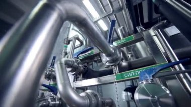 Boru sistemi, modern tesisi, fabrika kapalı vanaları ile boru hatları.