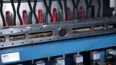 Pet şişe fabrikasında üretim.