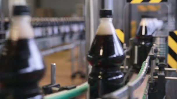 Pop e refrigerante, bebida carbonatada derramando em garrafas em bebidas frescas transportador automatizado . — Vídeo de Stock