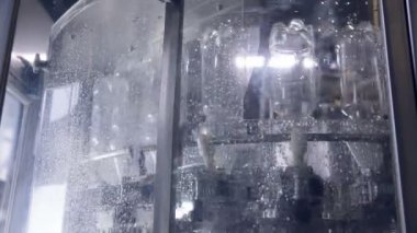 Plastik şişelerde boş: otomatik yıkama hattı.