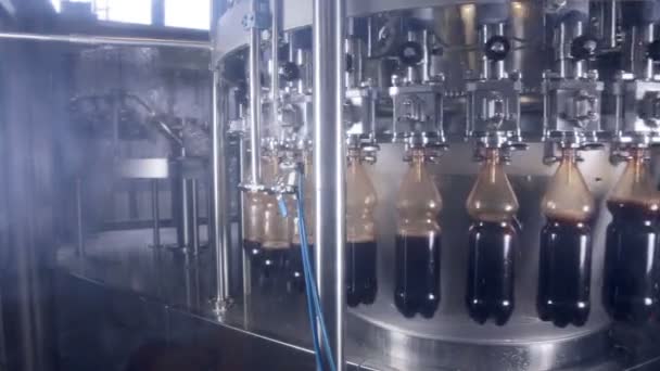 Pop ve şişelerde taze içecekler üretim otomatik konveyör üzerine dökülen Soda. — Stok video