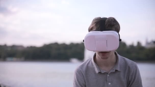 Joven con gafas 360 VR. Gafas de realidad virtual . — Vídeos de Stock