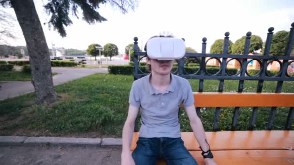 Молода людина в 360 VR окулярах. окуляри віртуальної реальності . — стокове відео