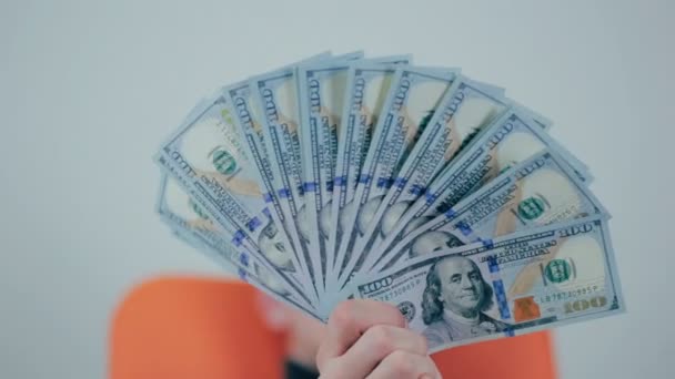 Un hombre mostrando billetes de cien dólares. Guiños al final . — Vídeos de Stock