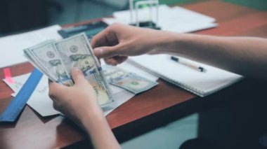 Adam kar, sayım bütçe ile hesap makinesini kullanarak çalışan eller. Bize dolar.