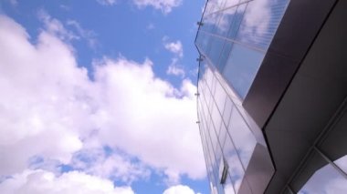 Bulutlar refelected modern ofis binası içinde. Timelapse. Zaman kavramı.