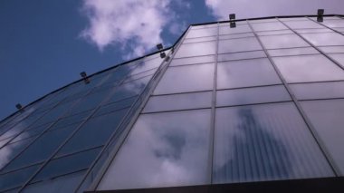 Bulutlar refelected modern ofis binası içinde. Timelapse. Zaman kavramı.
