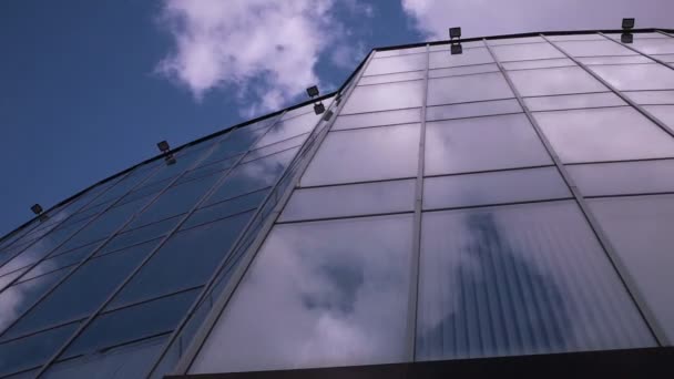 Clouds refelected in modern office building. Timelapse. Time concept. — Stock Video