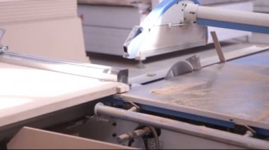 Daire testere. Marangoz atölyesinde kesme ahşap.