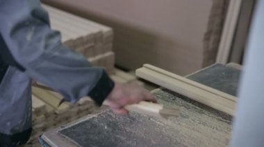 Marangoz ahşap ile çalışır. Ağaç işleme mekanizması. Dairesel testere makinesi.