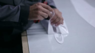 Adam atölye cam dekorasyon eller.