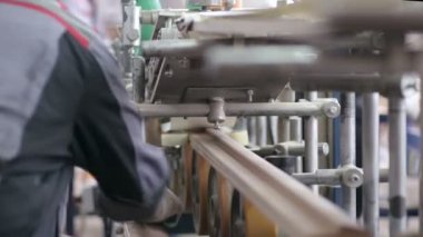 Ağaç işleme mekanizması. Ahşap ürünler otomatik üretim hattı.