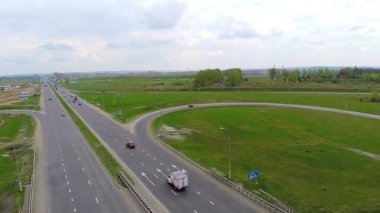 Arabalar bir yolda. Havadan görünümü sürüş kamyonlar, arabalar bir karayolunda.
