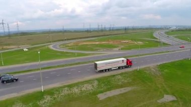 Arabalar bir yolda. Havadan görünümü sürüş kamyonlar, arabalar bir karayolunda.