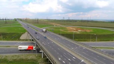 Bir kamyon ve diğer trafik bir ülke yol sürüş havadan görünümü.