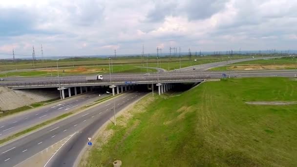 Coches en una autopista, autopista, autopista . — Vídeo de stock