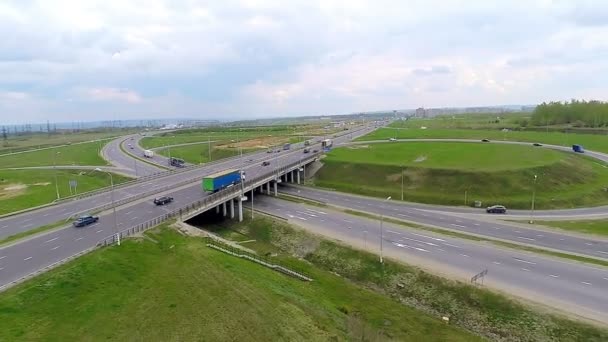 Flybilde av en lastebil og annen trafikk som kjører langs en landevei . – stockvideo