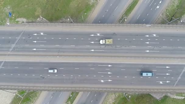 Widok z lotu ptaka ciężarówki i innego ruchu, jazdy wzdłuż drogi. — Wideo stockowe