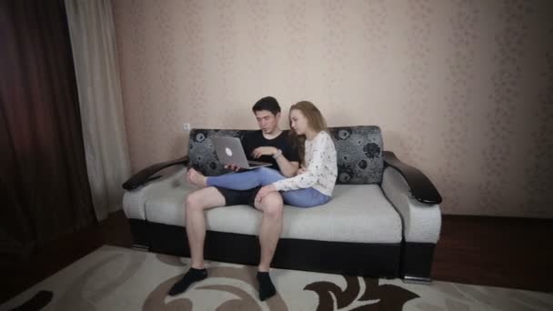 Young happy smiling Couple with Laptop. — Stock Video