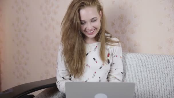 Dizüstü bilgisayar kullanan mutlu sevimli kız. — Stok video