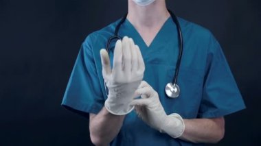 Erkek doktor eldiven zor işten sonra kaldırır..