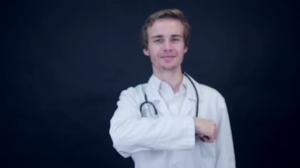 Dottore sorridente che dà pillole. Confezione . — Video Stock