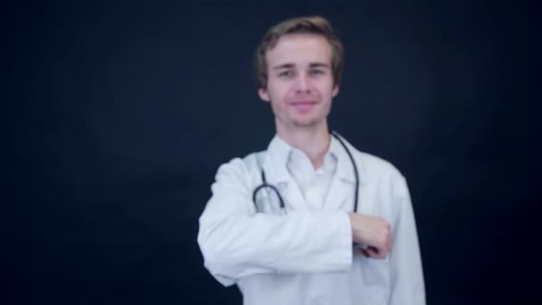 Lachende dokter geven pillen. Packshot. — Stockvideo