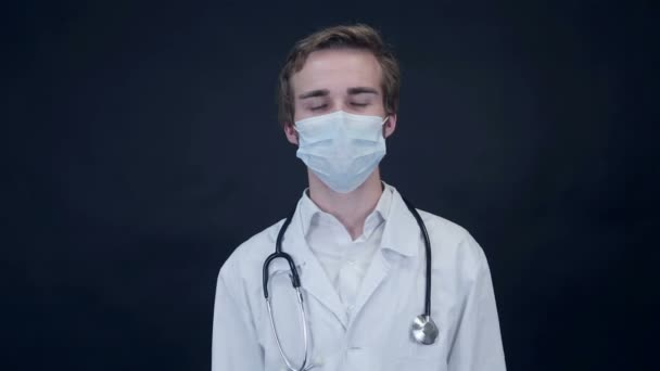 El doctor sonriente quita la máscara médica que mira en la pantalla. Paquete . — Vídeo de stock