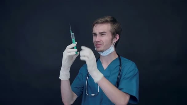 Médico preparando jeringa . — Vídeo de stock