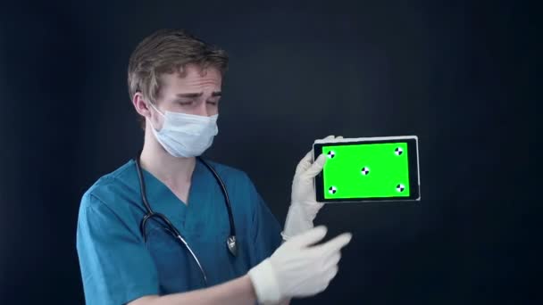 Médico masculino segurando, mostrando tablet digital com tela verde . — Vídeo de Stock